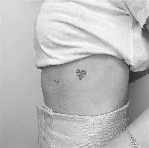 pequeo tatuajes en el pecho|Tatuajes pequeños en el pecho para mujer: + 40 diseños。